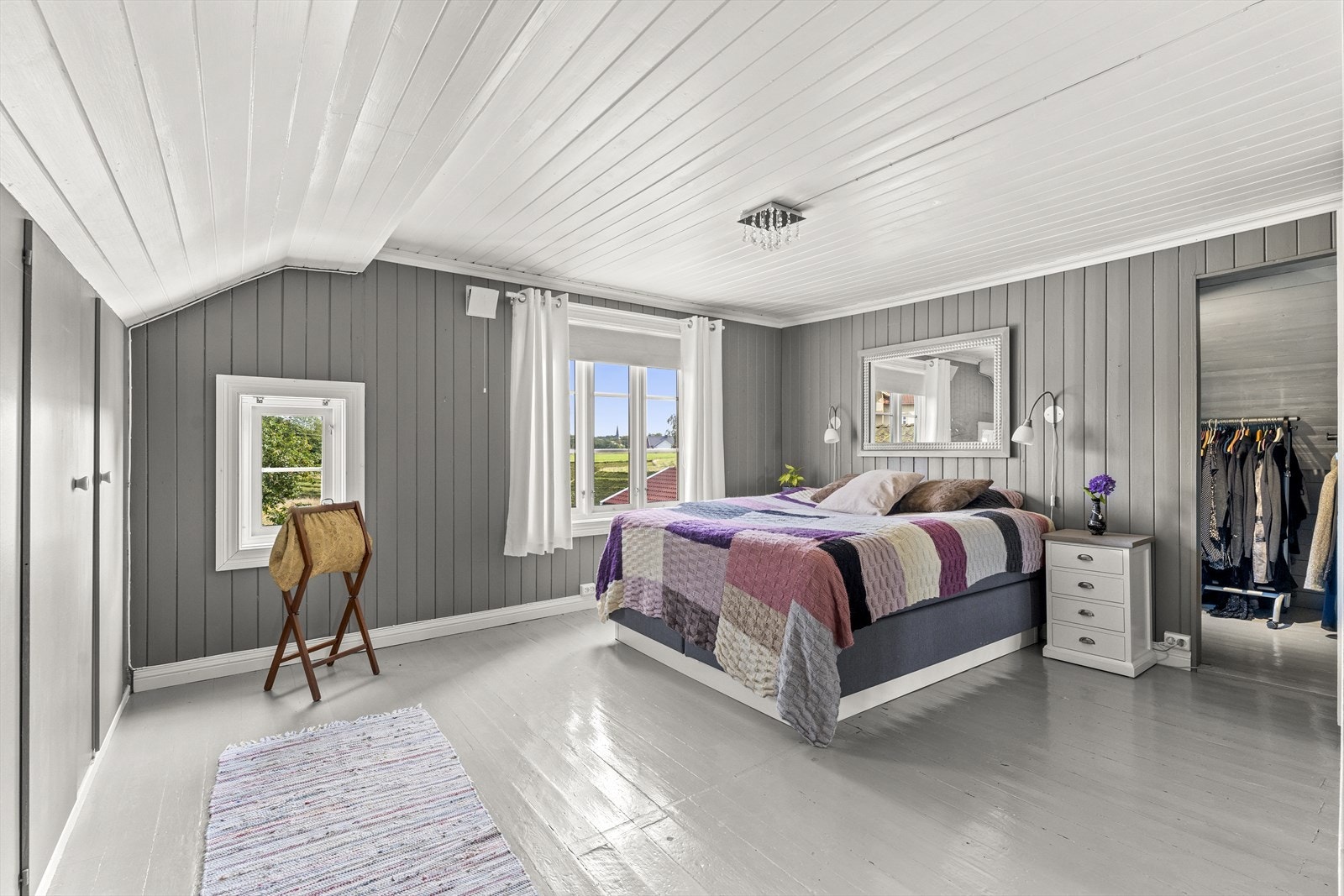 Romslig soverom med walk-in closet Galleribilde