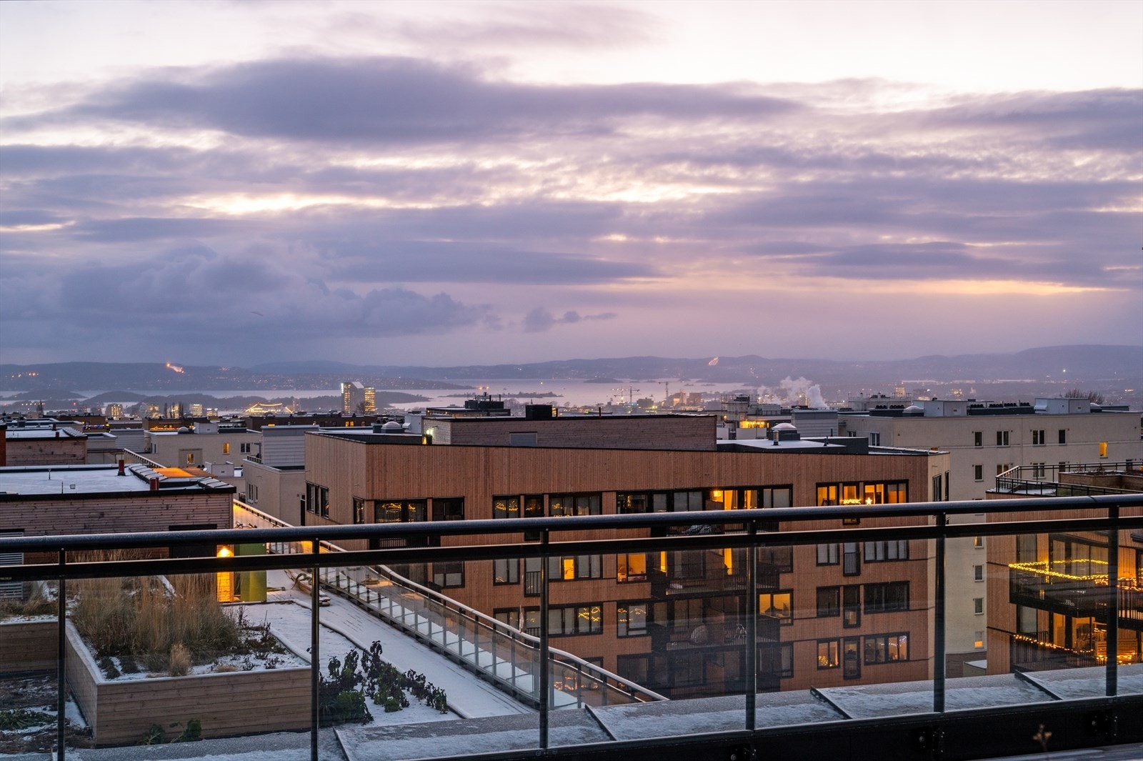 Felles takterrasse med spektakulær utsikt og sol hele dagen Galleribilde