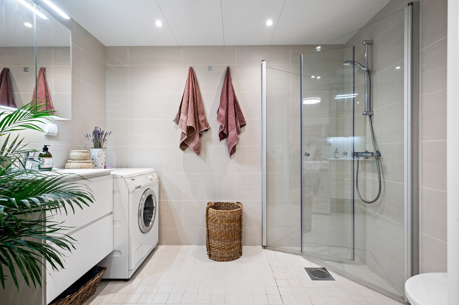 Moderne og flislagt bad med downlights i himling og varme i gulv Galleribilde