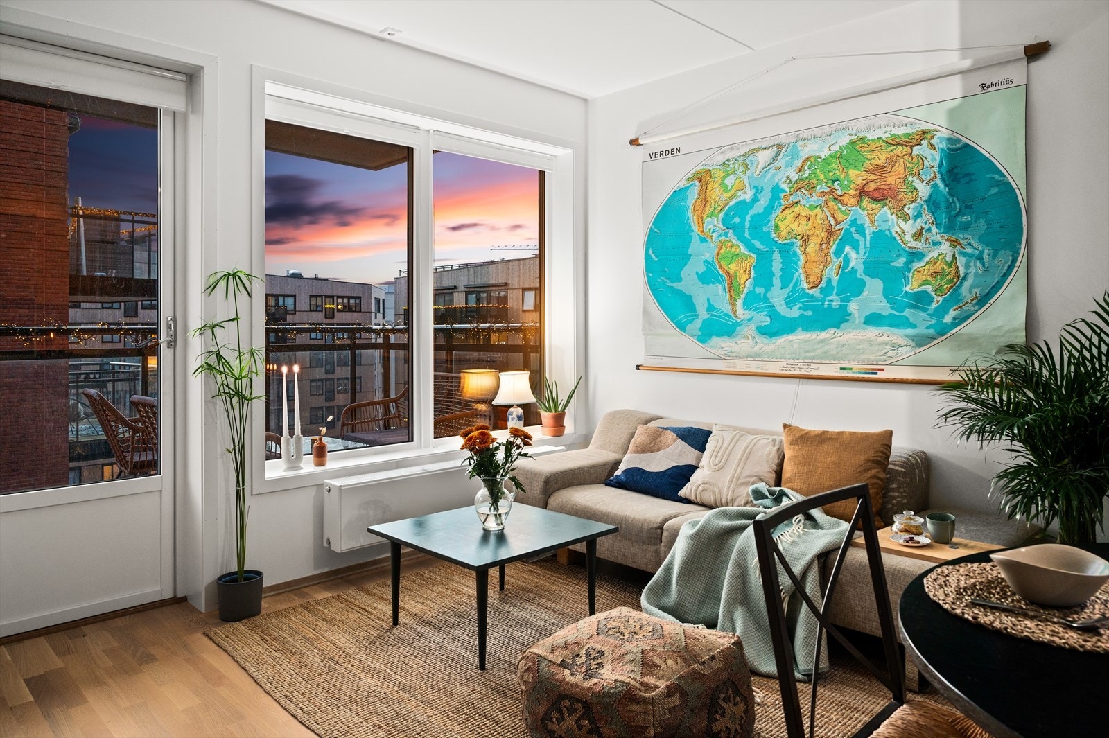 Boligens generøse vindusflater sørger for godt med naturlig lyssetting Galleribilde