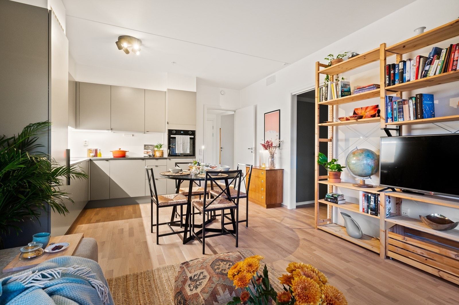 Sosialt allrom med plass til både sofa og spisebord Galleribilde