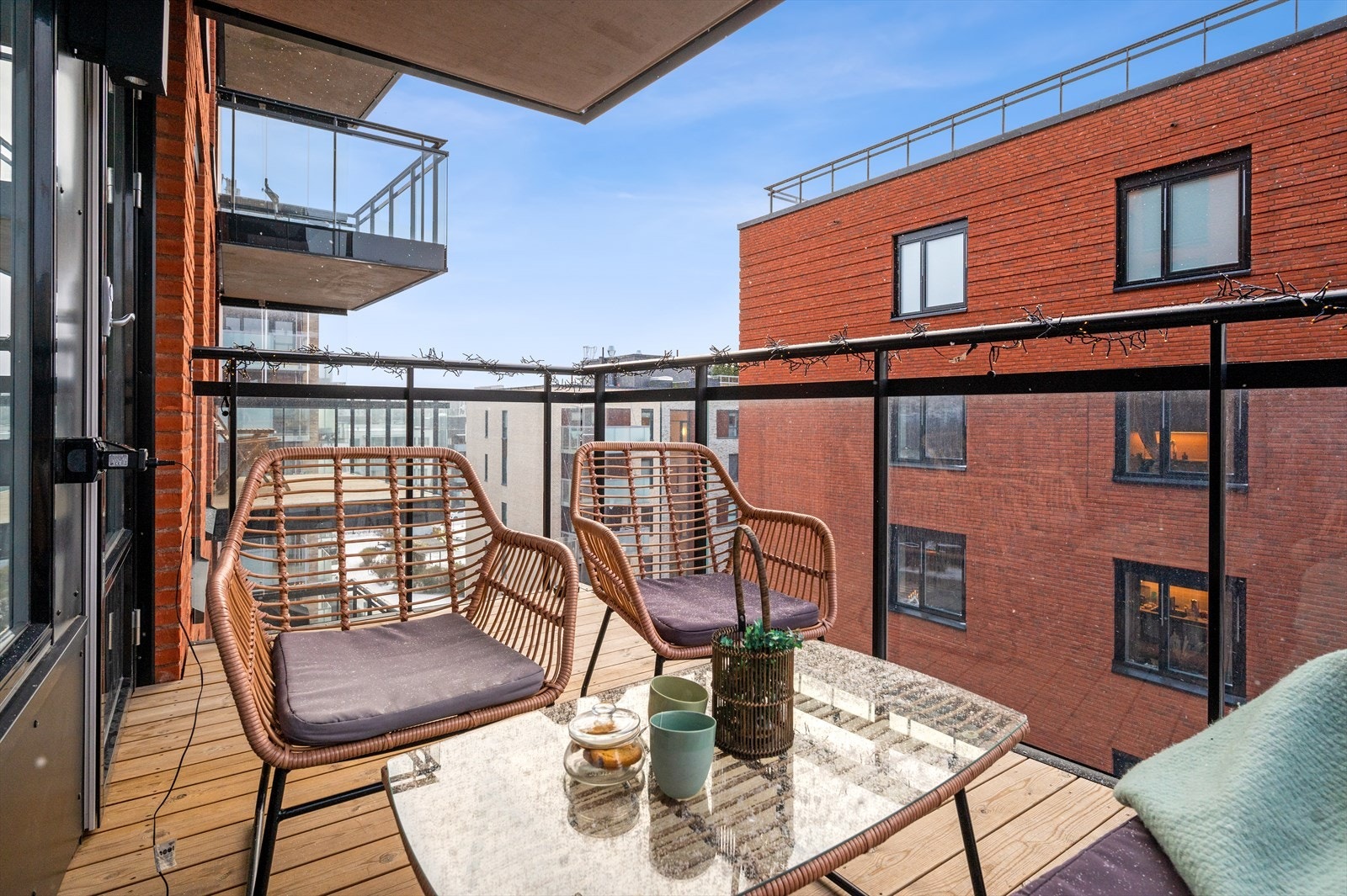 God plass til utemøbler, planter og grill Galleribilde