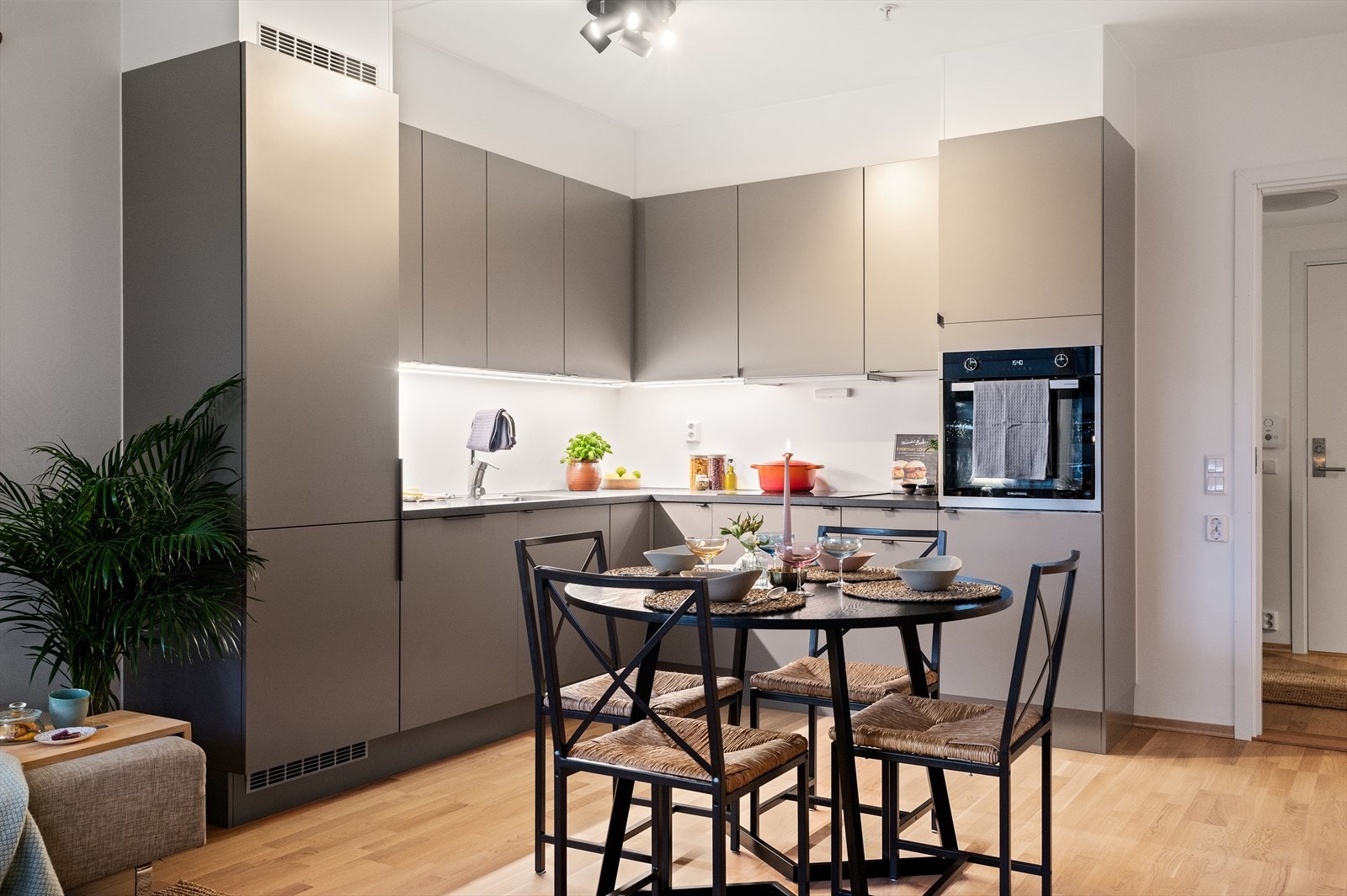 Kjøkkenet er velutstyrt med nedfelt induksjonstopp, stekeovn og integrerte hvitevarer som kjøleskap og oppvaskmaskin Galleribilde