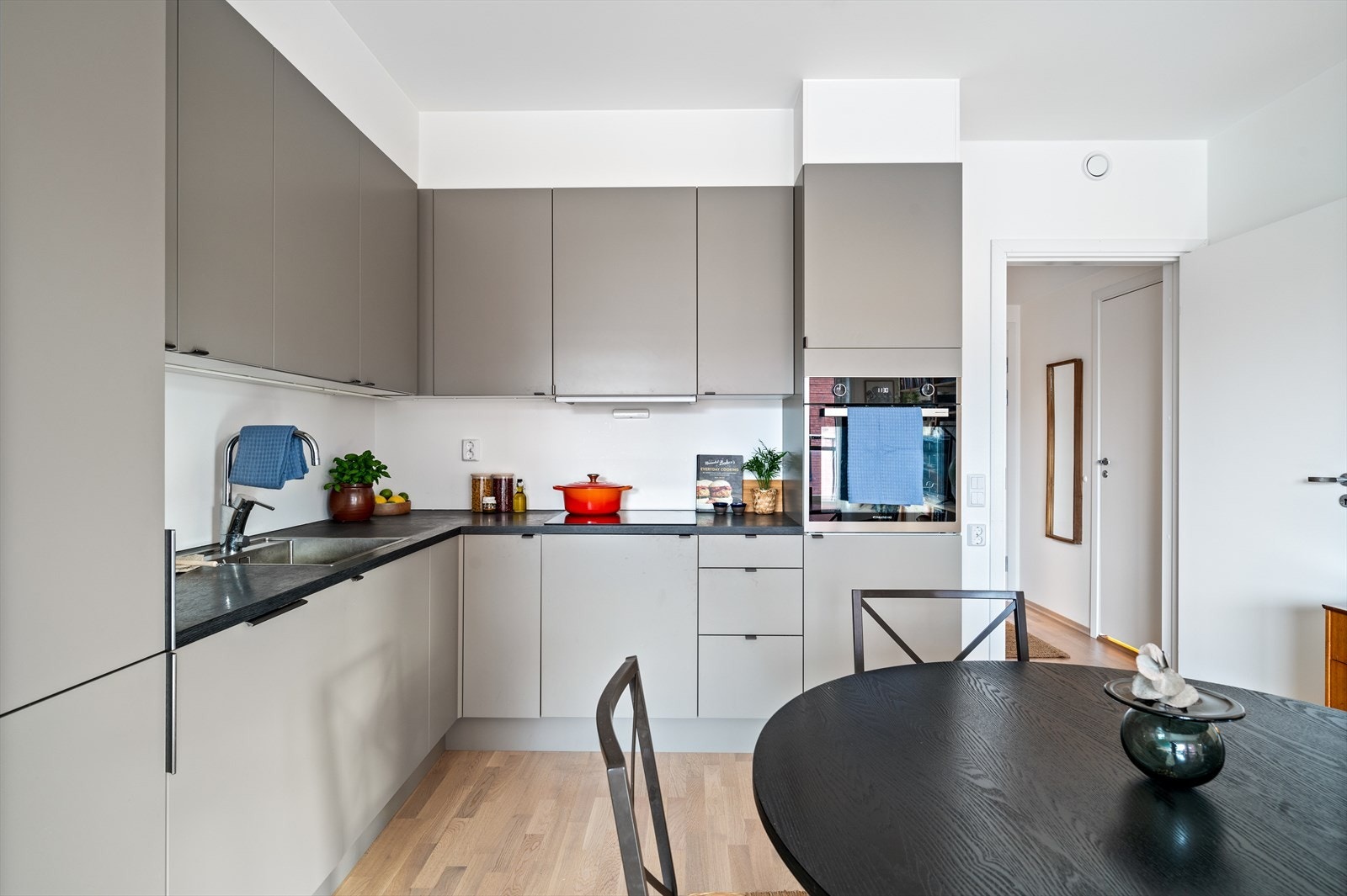 Lekkert HTH-kjøkken med integrerte hvitevarer Galleribilde