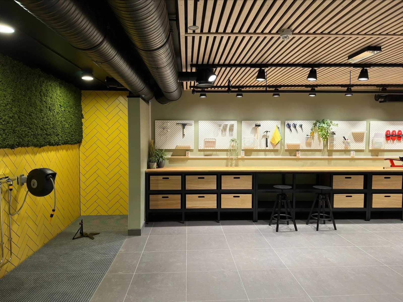 Felles hobbyrom i borettslaget med bl.a. sykkelvask og mekkestativ, hundevask, skismørestasjon og arbeidsbenk Galleribilde