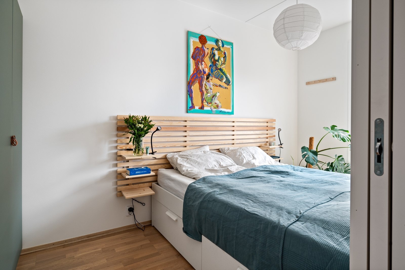 Lyst og luftig soverom med god plass til dobbeltseng Galleribilde