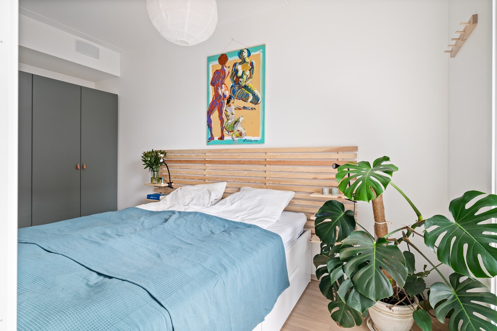 Stort garderobeskap sørger for godt med oppbevaringsplass Galleribilde