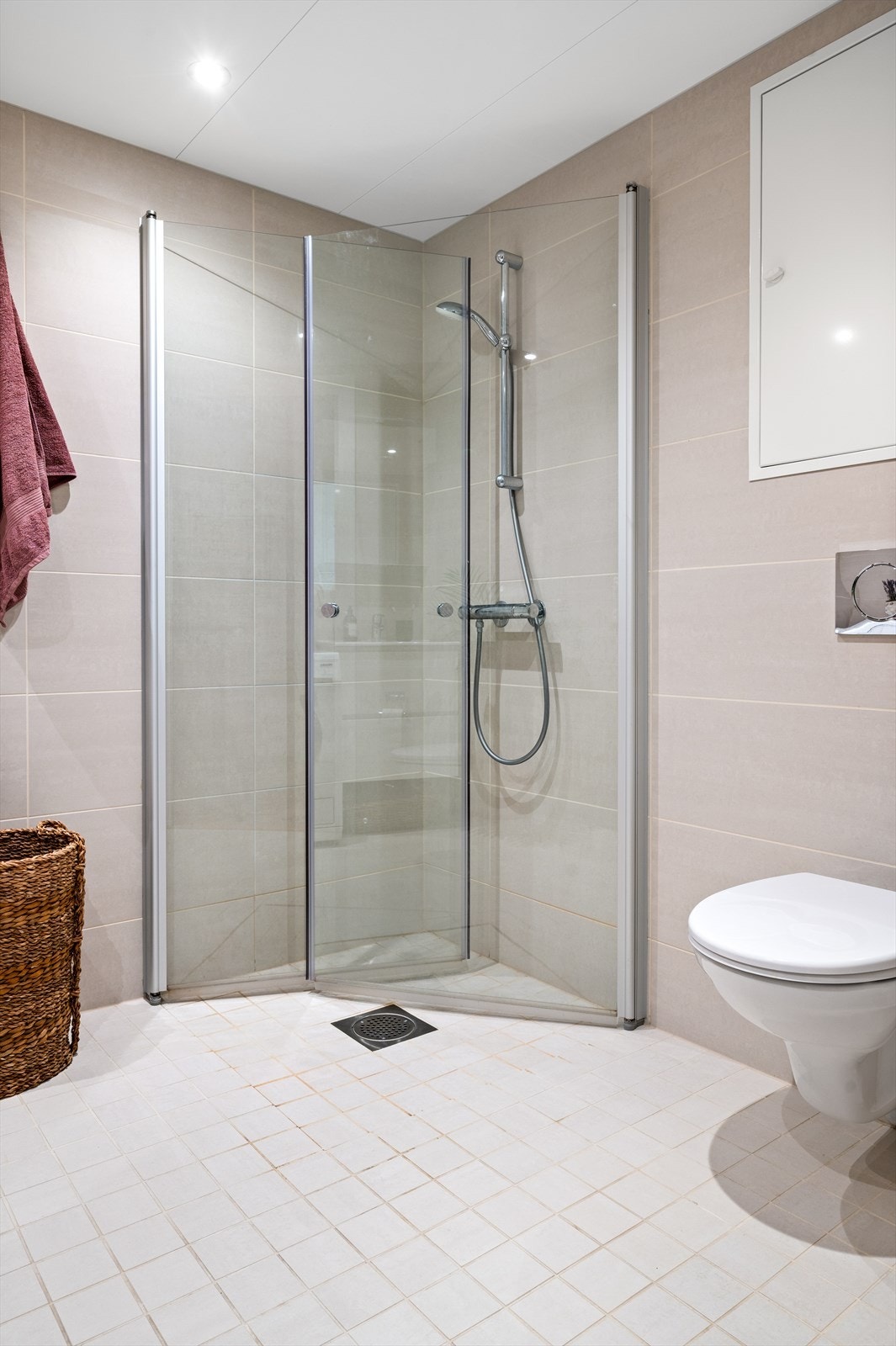 Dusjsone med innfellbare dører i herdet glass Galleribilde