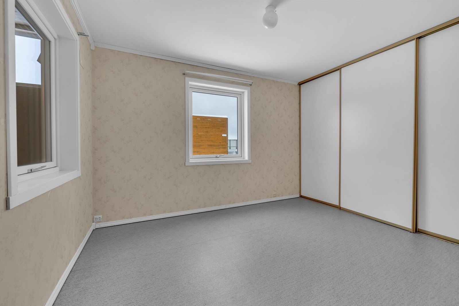 Hovedsoverom med skyvedørsgarderobe. Galleribilde