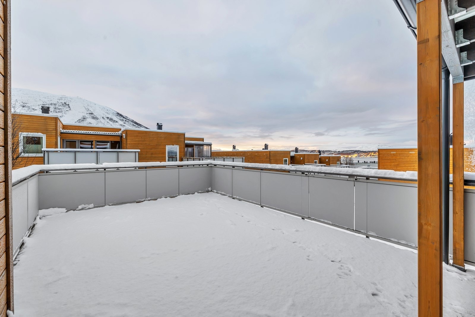 Romslig sørvendt balkong med fantastisk utsikt og optimale solforhold! Galleribilde