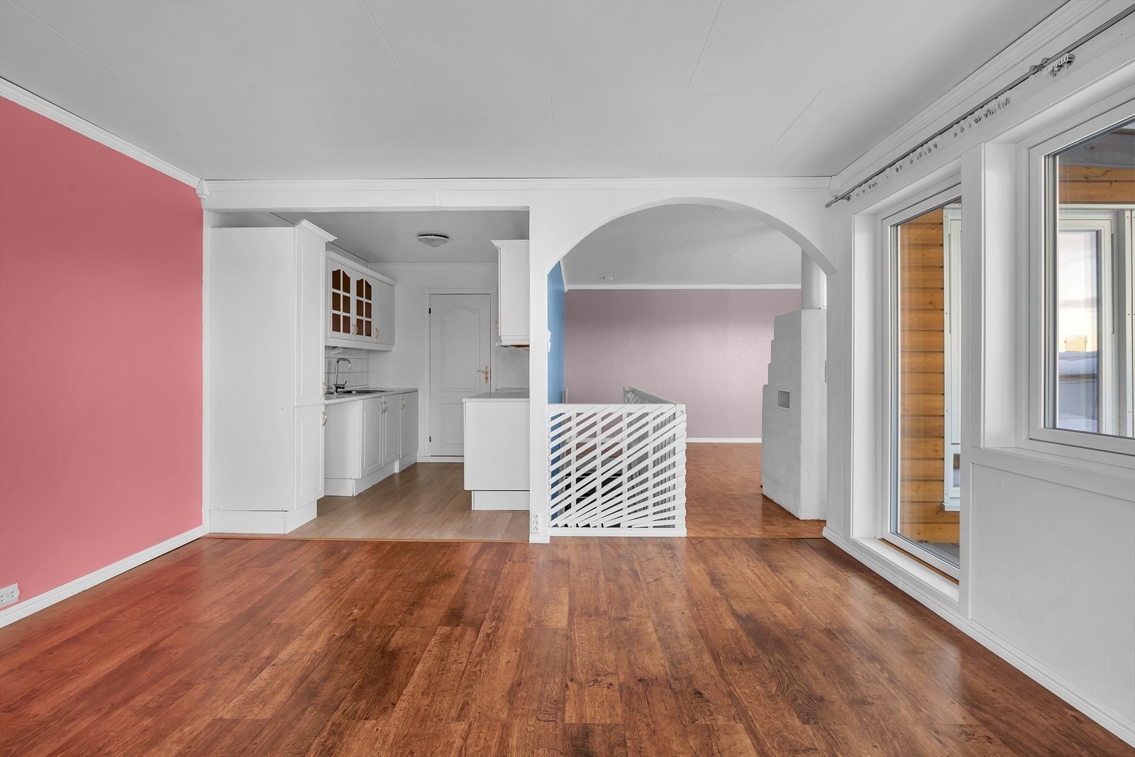 Spisestue med god plass til stort spisebord. Galleribilde
