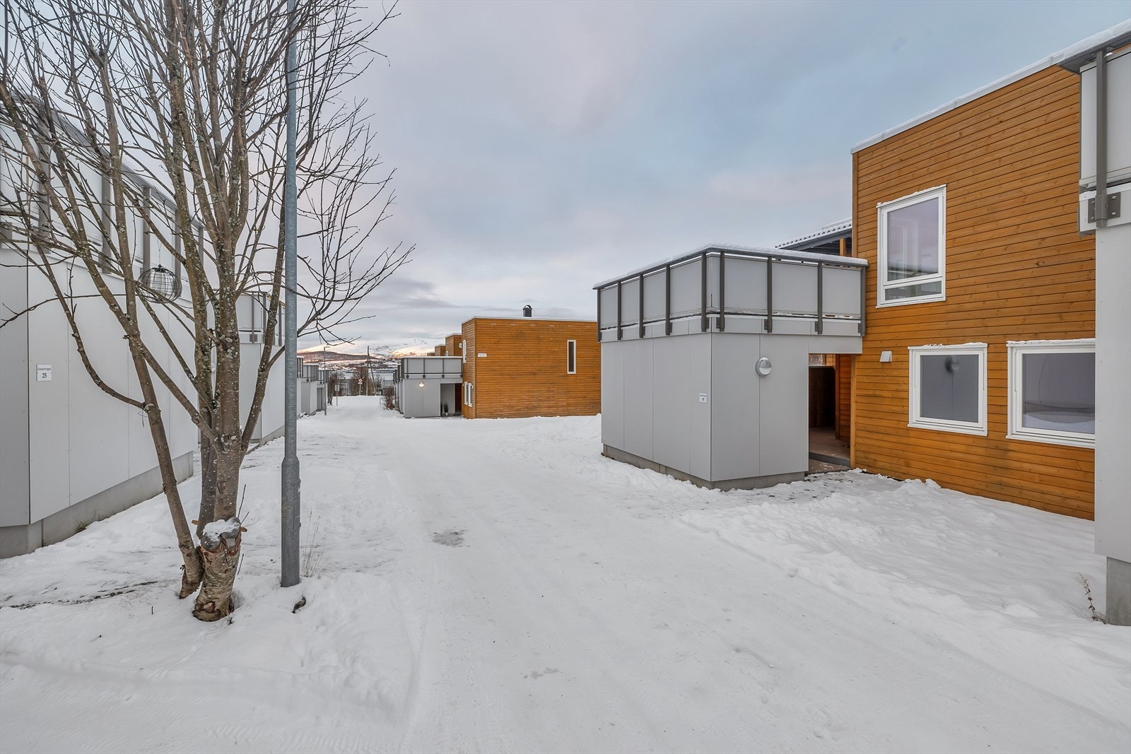 Ved inngangen er det en stor sportsbod med masse lagringsplass. Galleribilde