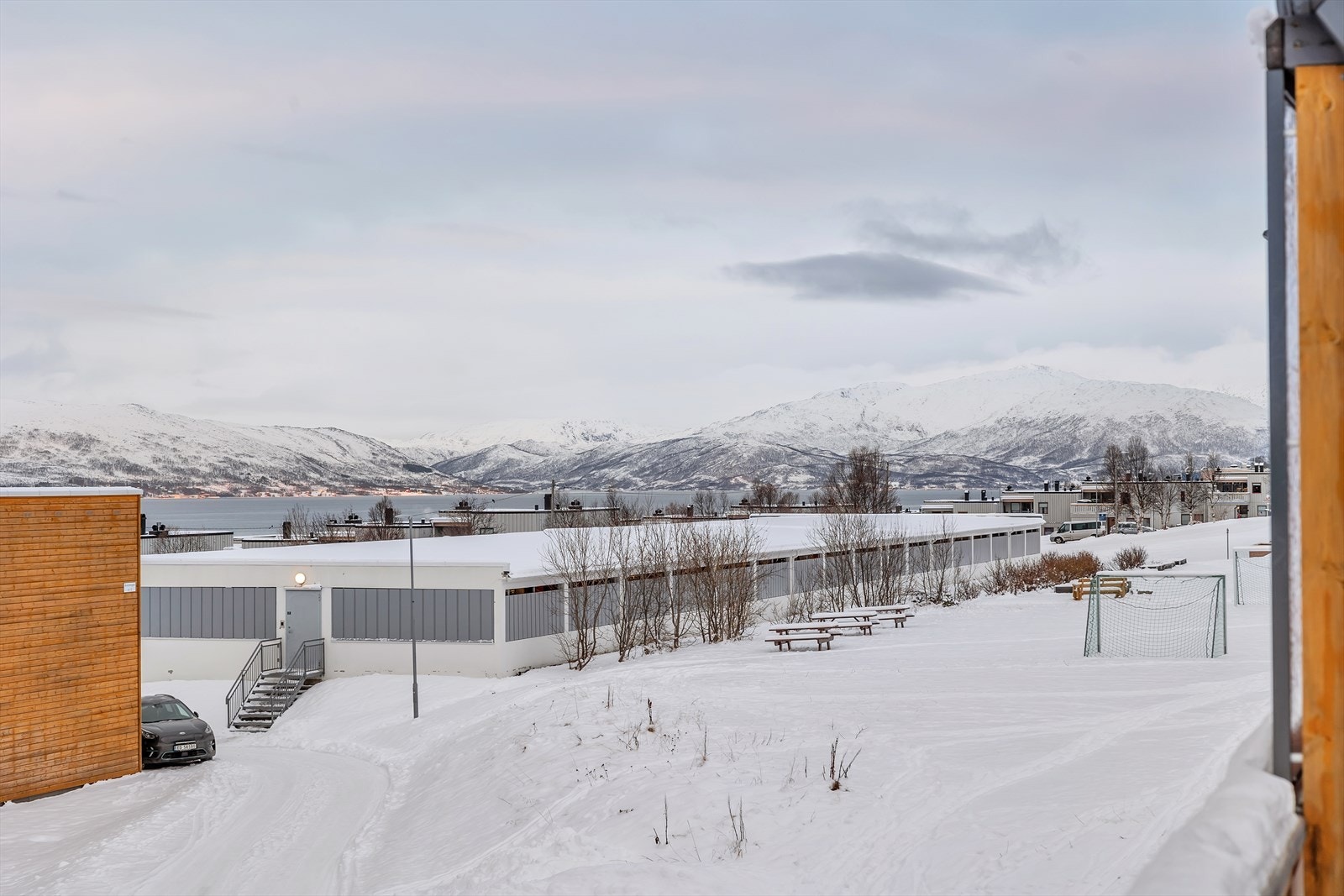 Flott beliggenhet i Kroken i et veletablert boligområde, om lag 9 km fra Tromsø sentrum. Barne og ungdomsskole, barnehager, idrettsanlegg, dagligvarebutikk og restaurant er blant fasilitetene området har å by på. Galleribilde