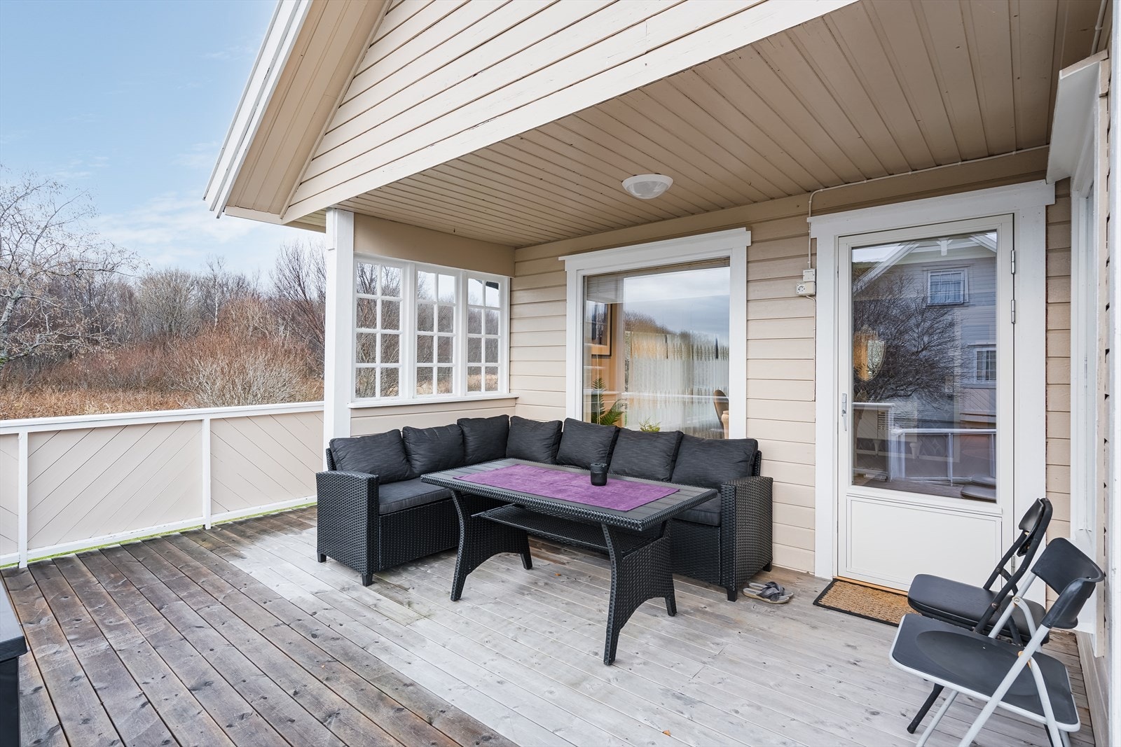 Sørvestvendt veranda på ca. 29 m² som er delvis overbygd. Galleribilde