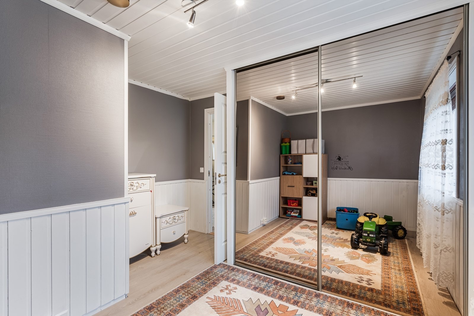 Soverom i hovedetasjen med skyvedørsgarderobe. Soverommet har vindu mot vest. Galleribilde