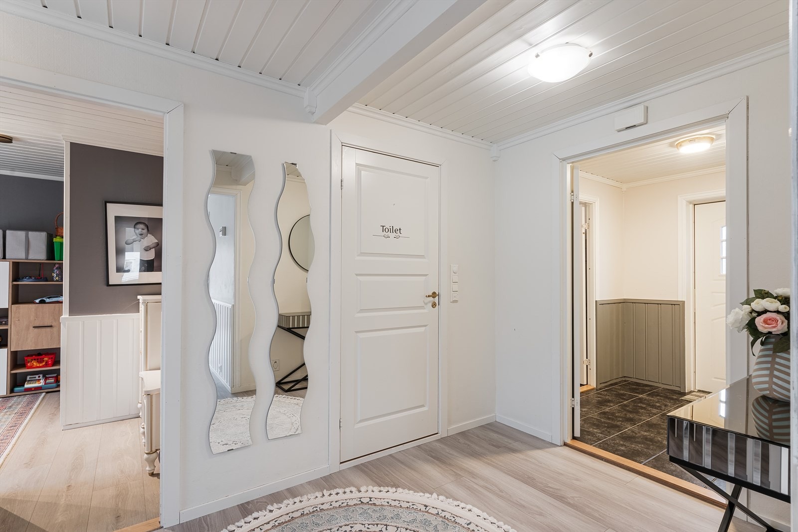 Fra gang er det inngang til soverom, bad og entré. Galleribilde