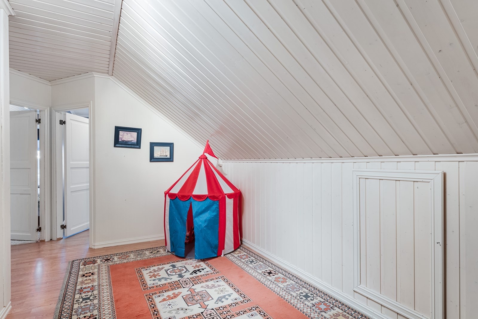 Gang med kott i knevegg og inngang til en bod. Galleribilde