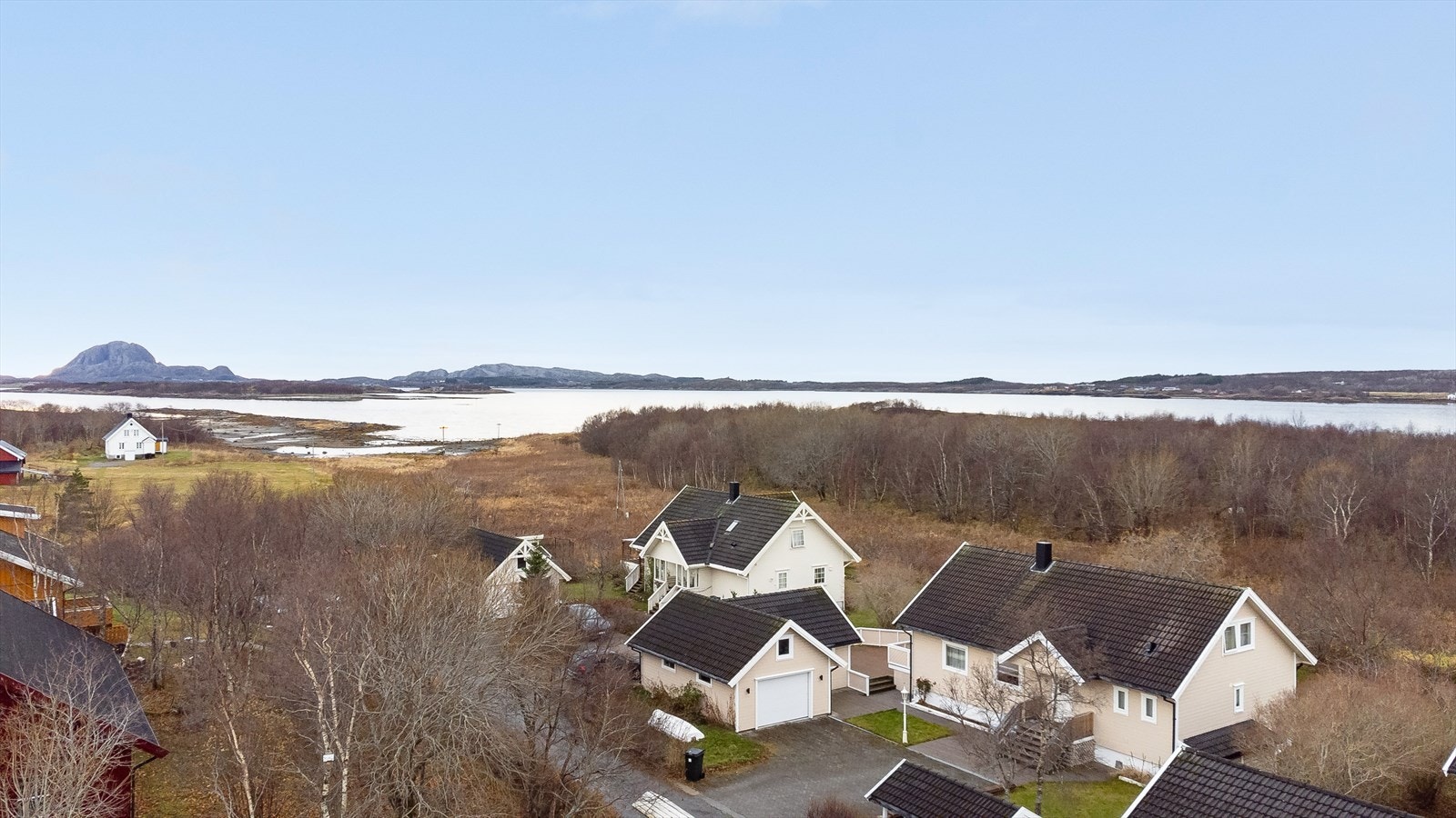 Eiendommen ligger helt sør på Laukholmen, ca. 3 km fra Brønnøysund sentrum. Galleribilde