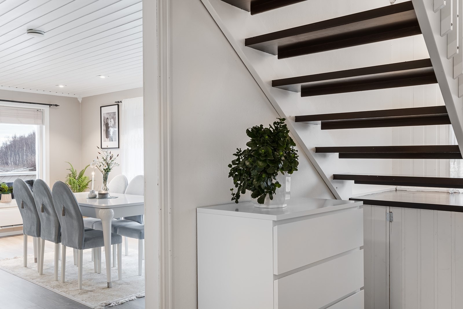 Åpen malt tretrapp med kott under for ekstra lagringsplass. Galleribilde