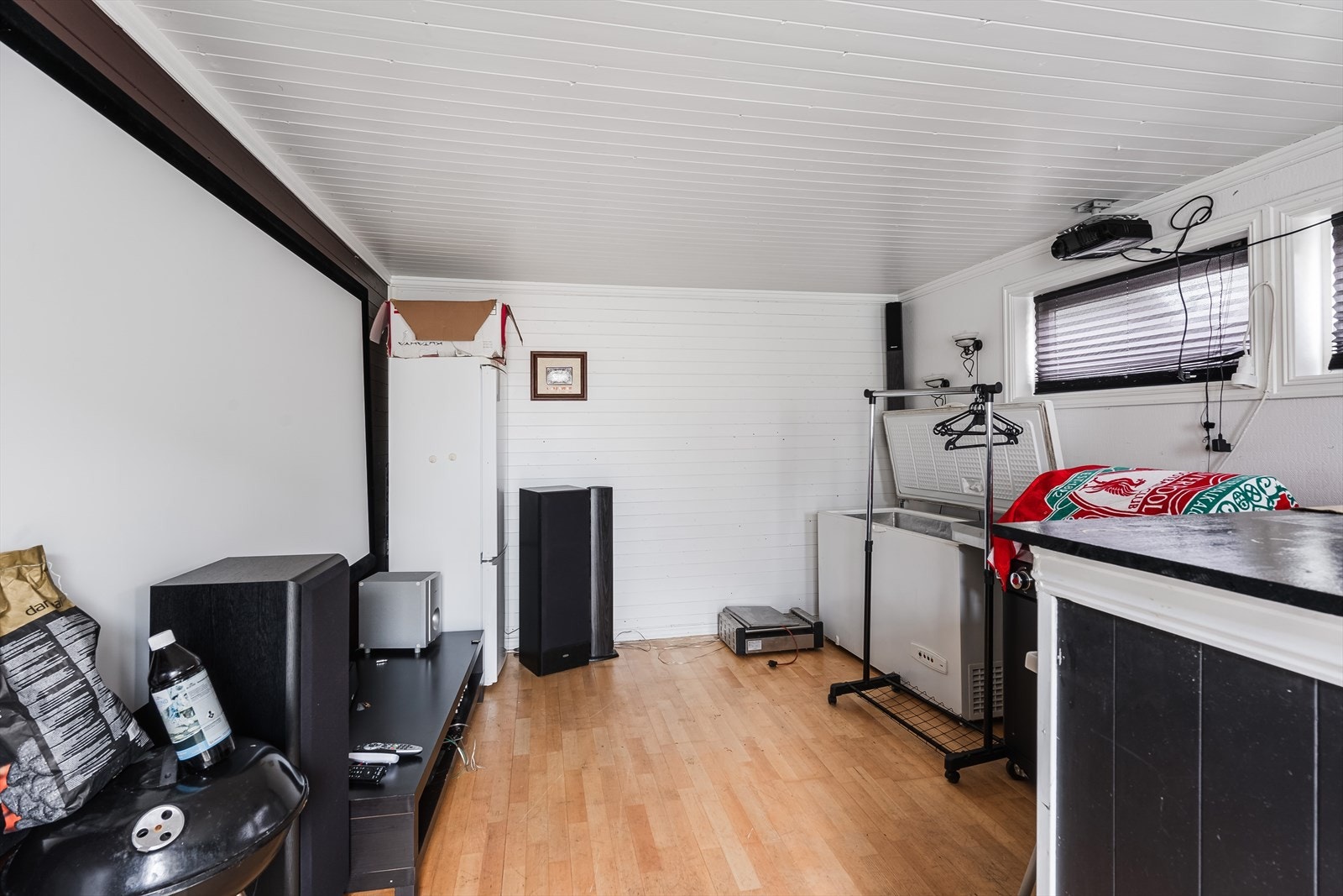 Isolert uthus. Garasjen og boden er ikke vurder som oppholdsrom. Garasje og tilbygget bod har en BRA på 54 m². Galleribilde