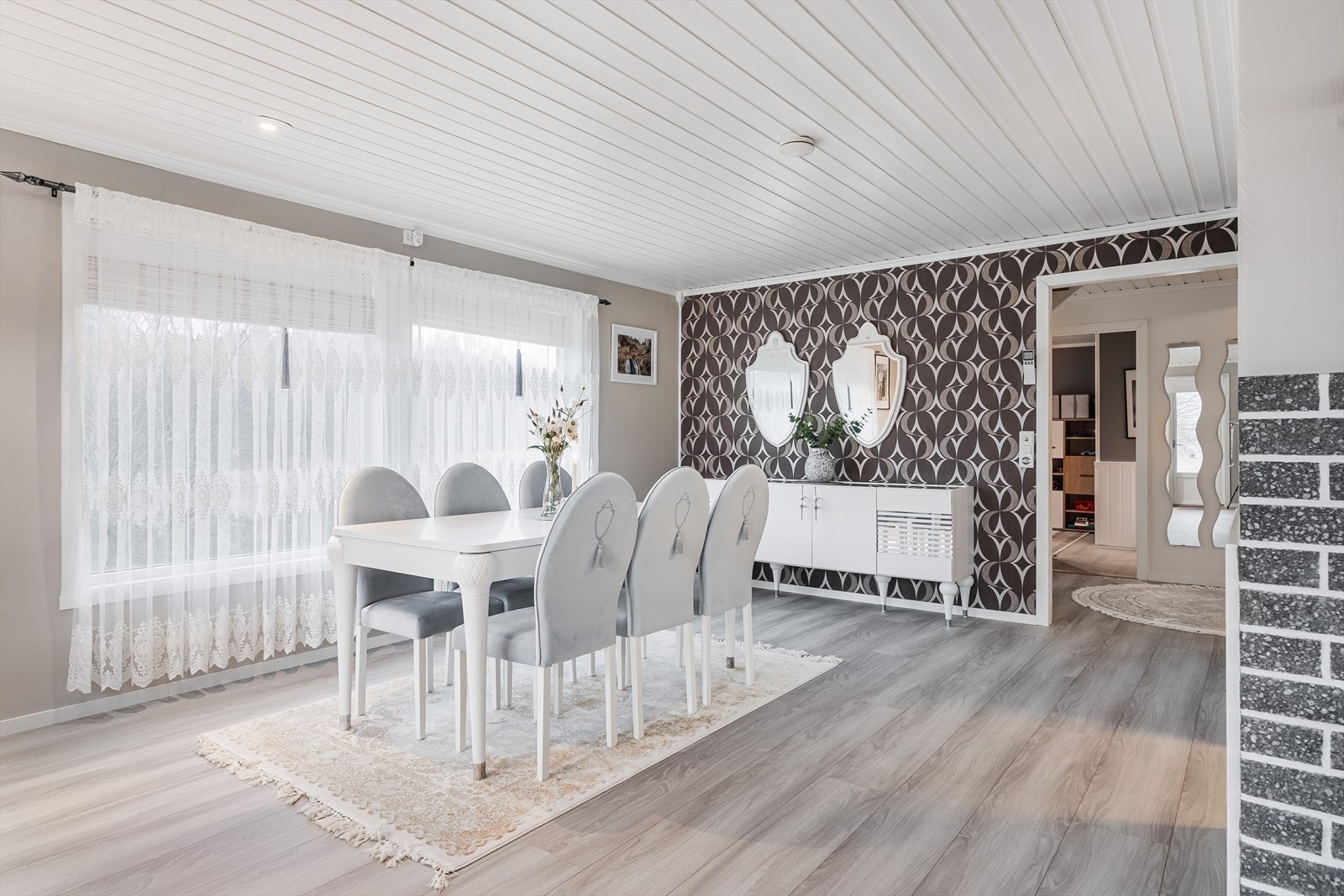 Lys og romslig vinkelstue som pr. i dag er innredet med spisestue i tilknytning til kjøkkenet, samt en tv-stue. Spisestuen har store vinduer i vest og sør som sørger for godt lysinnslipp. Galleribilde