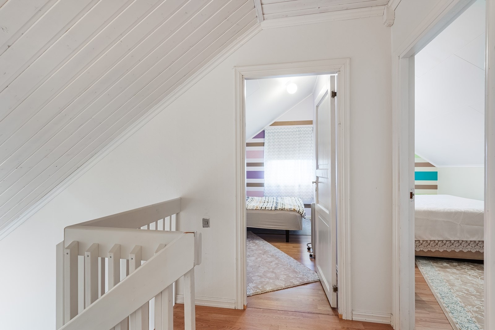 2. etasje inneholder en gang med kott i knevegg, samt inngang til bad og 4 soverom. Galleribilde