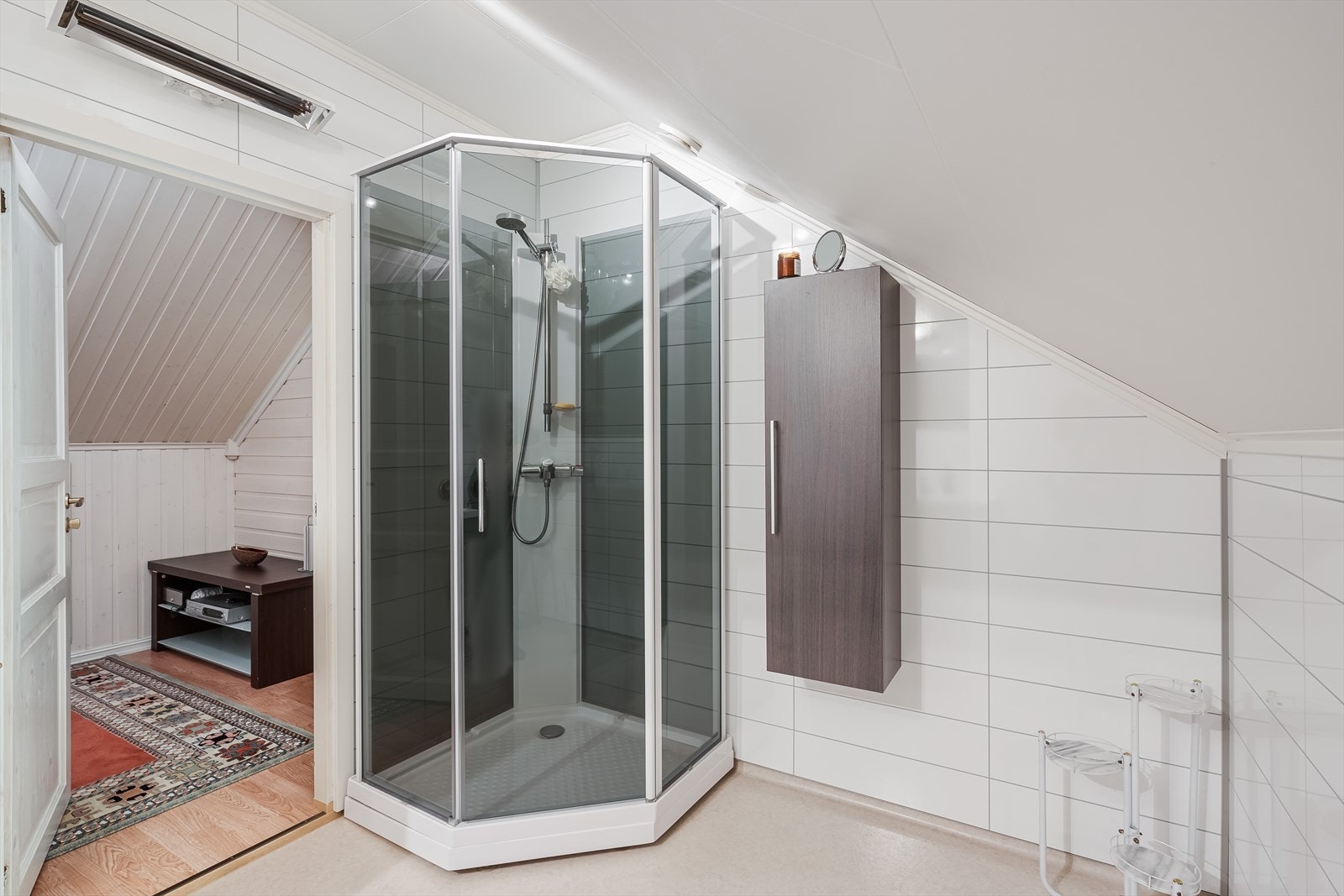 Badet har sluk og gulvbelegg fra 1995, men badet ble modernisert av tidligere eier med nye våtromsplater. Galleribilde