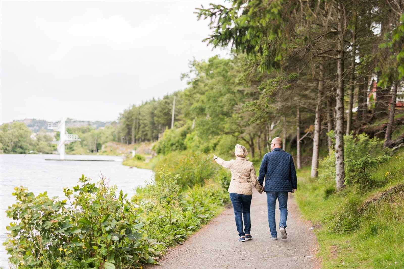 Ved Skeisvannet finner dere flott badeplass med sandstrand og stupetårn på østsiden. På varme sommerdager er dette et yndet sted for avkjøling, bading og hygge for Haugesundinger i alle aldre. Galleribilde