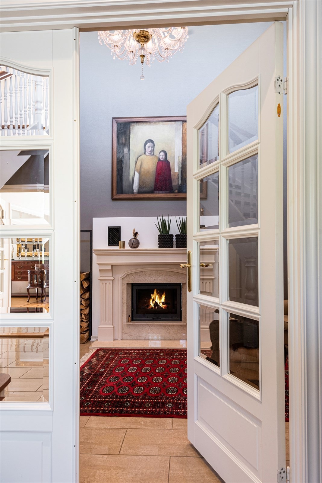 Storslått hall med svært god takhøyde og luftig atmosfære. Galleribilde