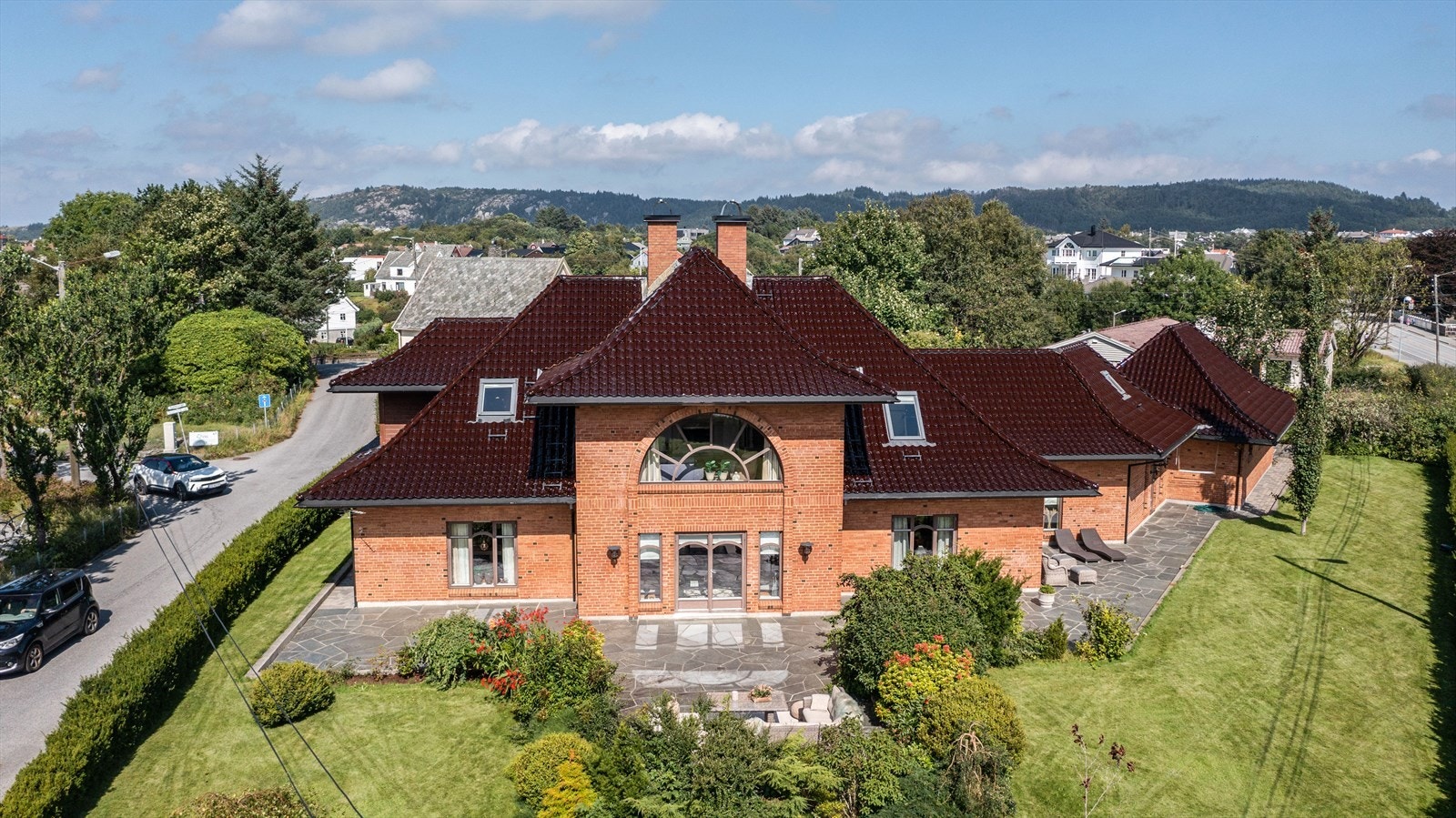 Meget flott teglsteinsvilla med trippel garasje Galleribilde