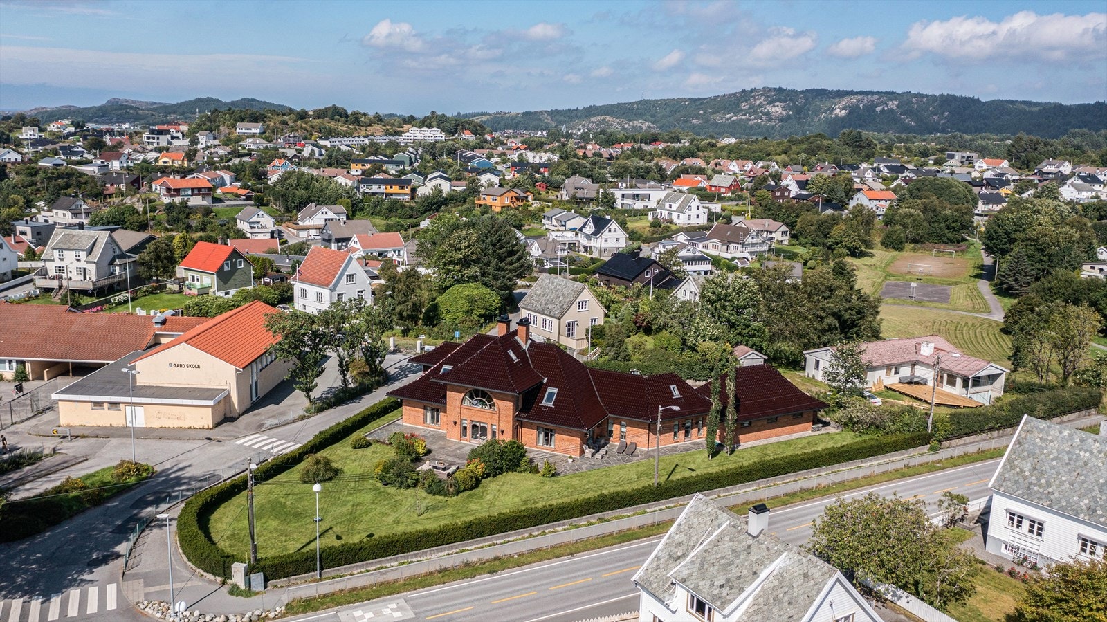 Eiendommen ligger i et veletablert og attraktivt boligområde hovedsakelig bestående av eneboliger og villaer, med umiddelbar nærhet til Gard skole (1. -7. klasse) og kort gangavstand til flere barnehager. Galleribilde