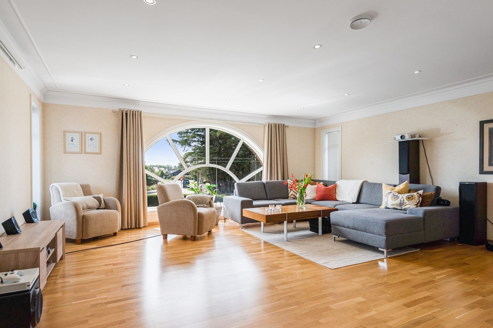 Svært rommelig loftstue med peis. Galleribilde