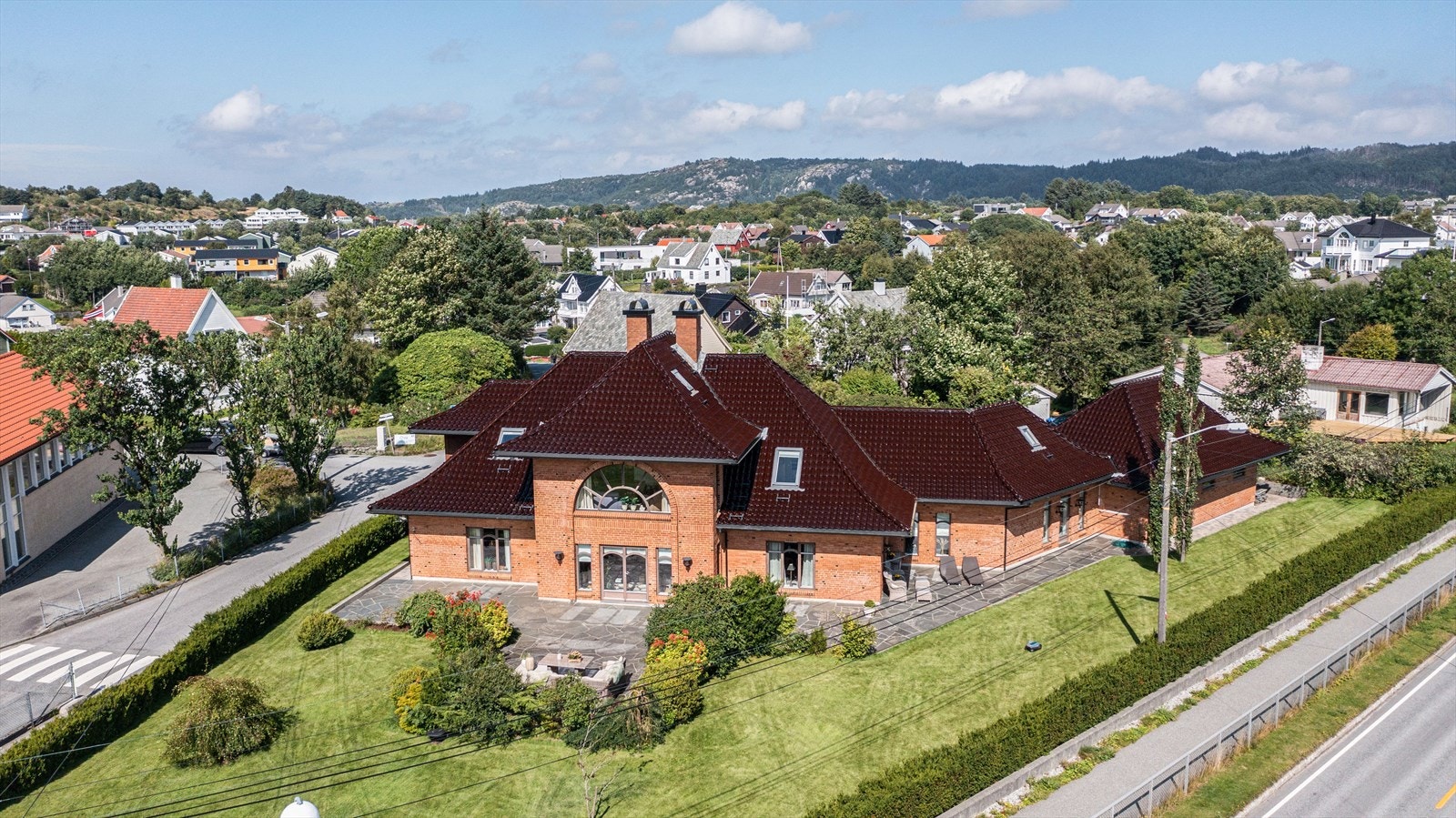 Eiendommen har vakkert opparbeidede, solrike uteområder og stor plen. Galleribilde