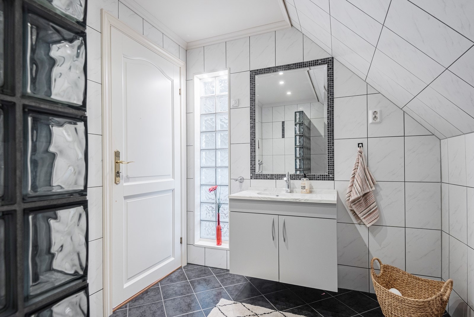 Helfliset baderom i 2. etasje med vannbåren gulvvarme, dusjnisje og klosett. Galleribilde