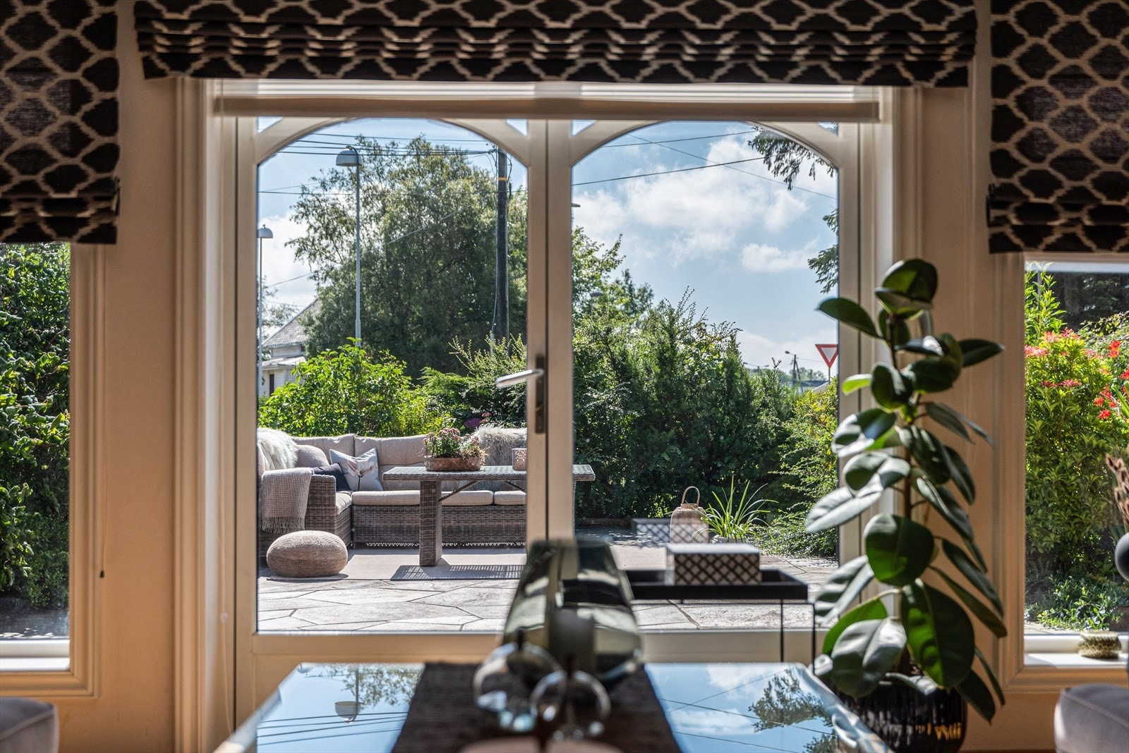 Utgang til solrikt, vestvendt og skiferbelagt uteområde. Galleribilde