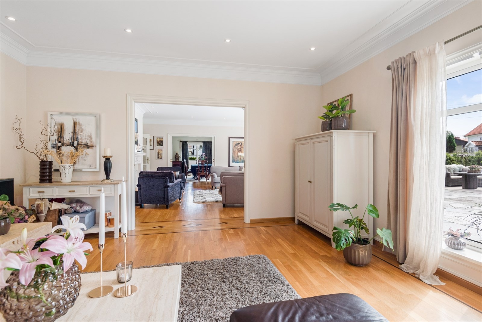 Lys og romslig TV-stue med store vindusflater mot syd og vest. Galleribilde