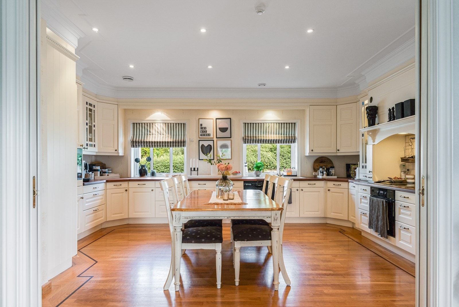 Herlig kjøkken med gode arbeidsflater og mange oppbevaringsmuligheter i skuffer og skap. Galleribilde