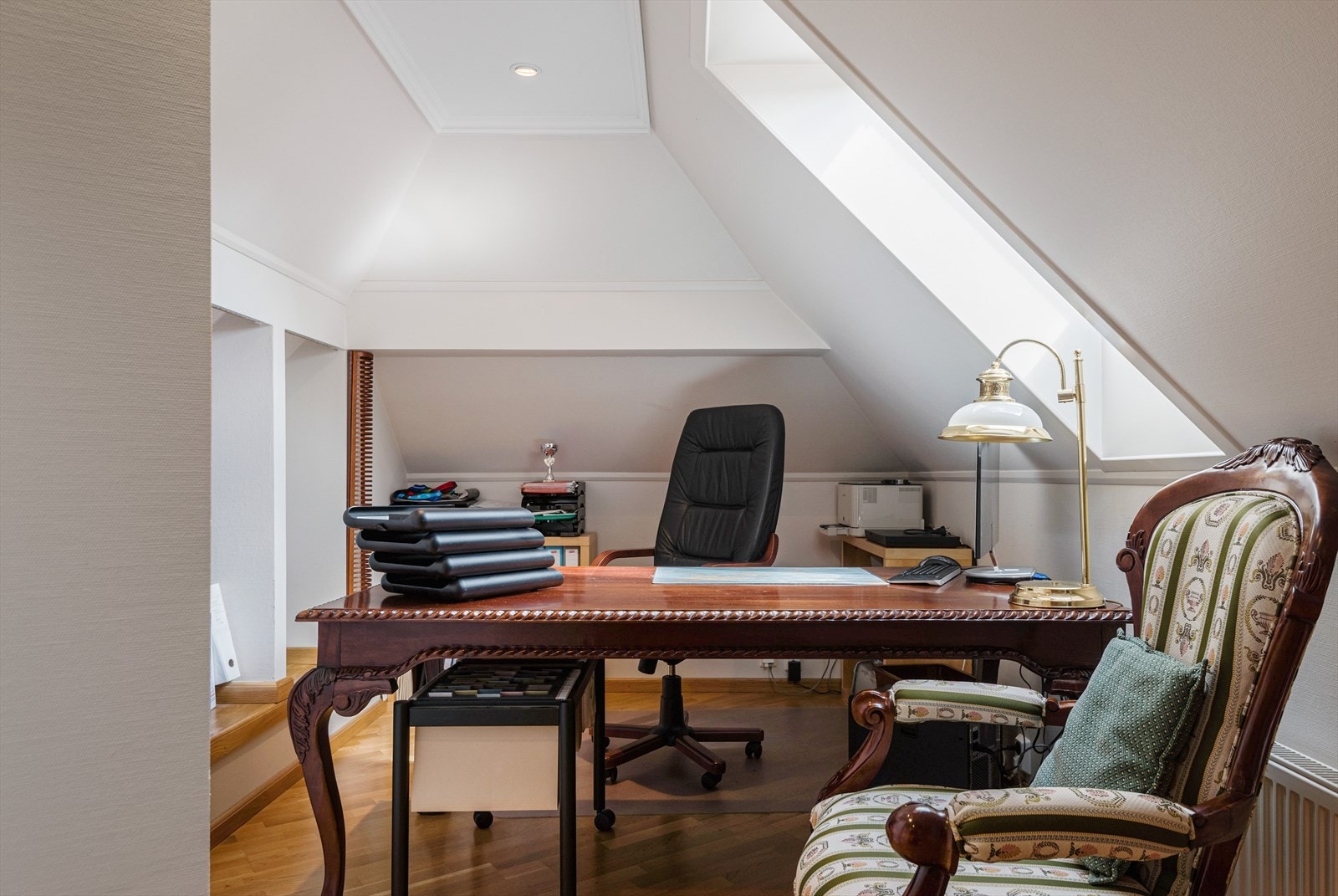 Kontor med skrå vegg/himling. Galleribilde