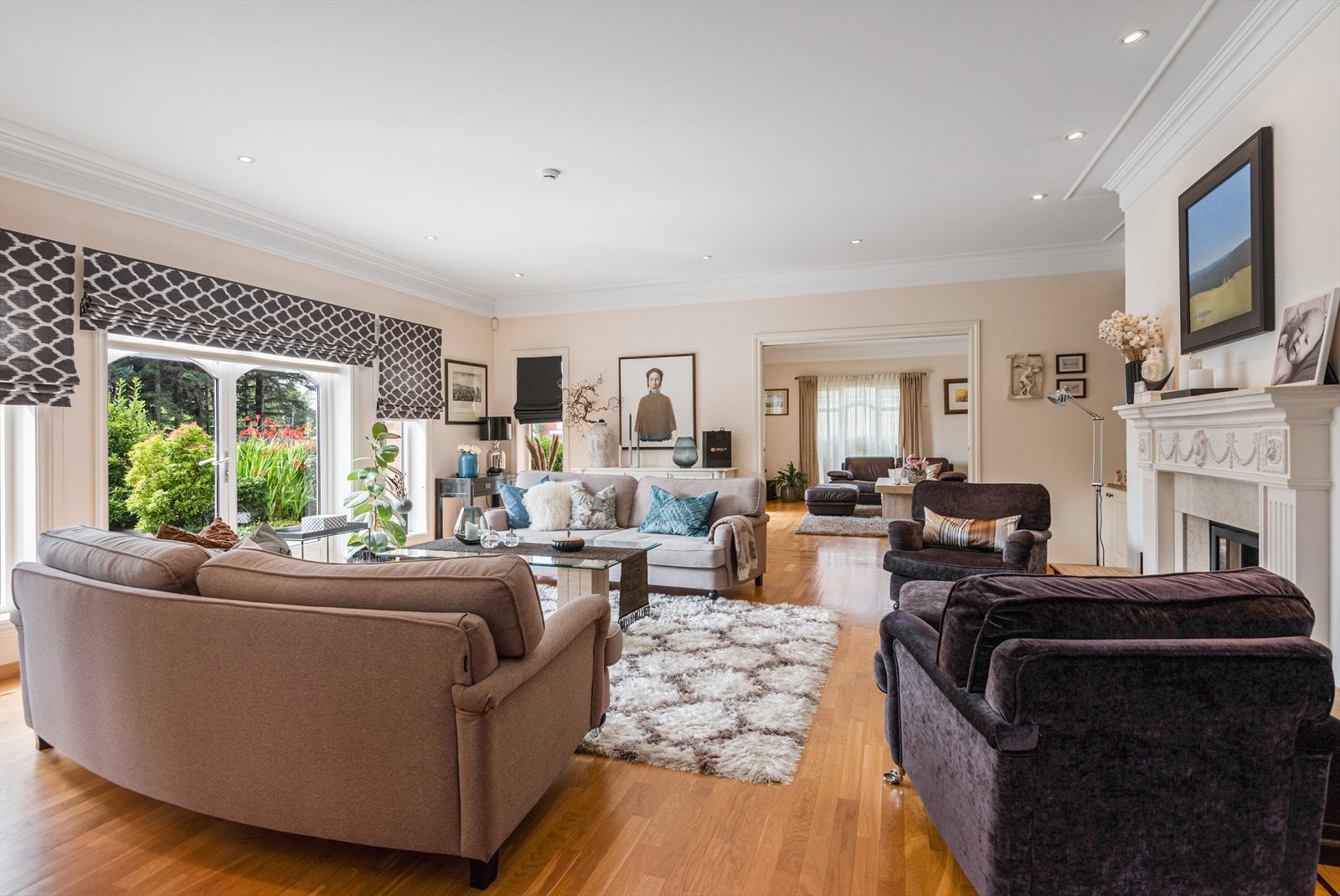 Stor dagligstue med mange innredningsmuligheter. Heltre parkett (22 mm). Galleribilde