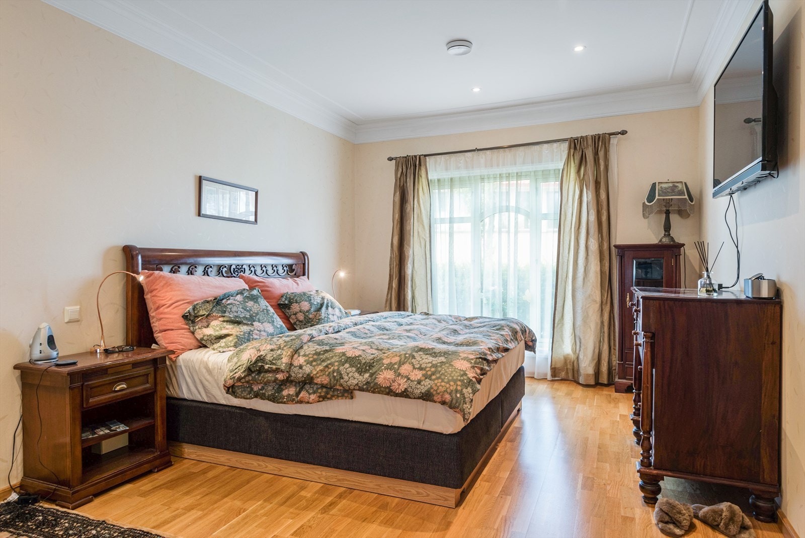 Luftig soverom med adkomst til bad og hall. God plass til dobbeltseng. Galleribilde