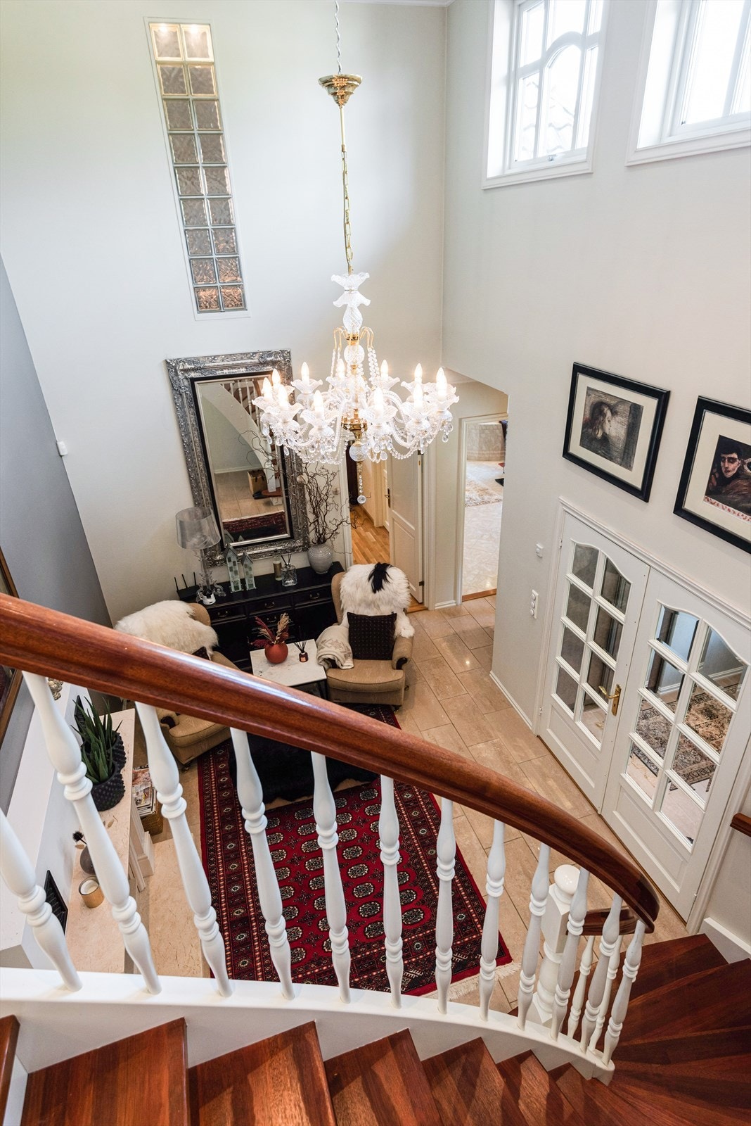 Hallen er romslig og har peis, samt trapp opp til 2. etasje. Galleribilde