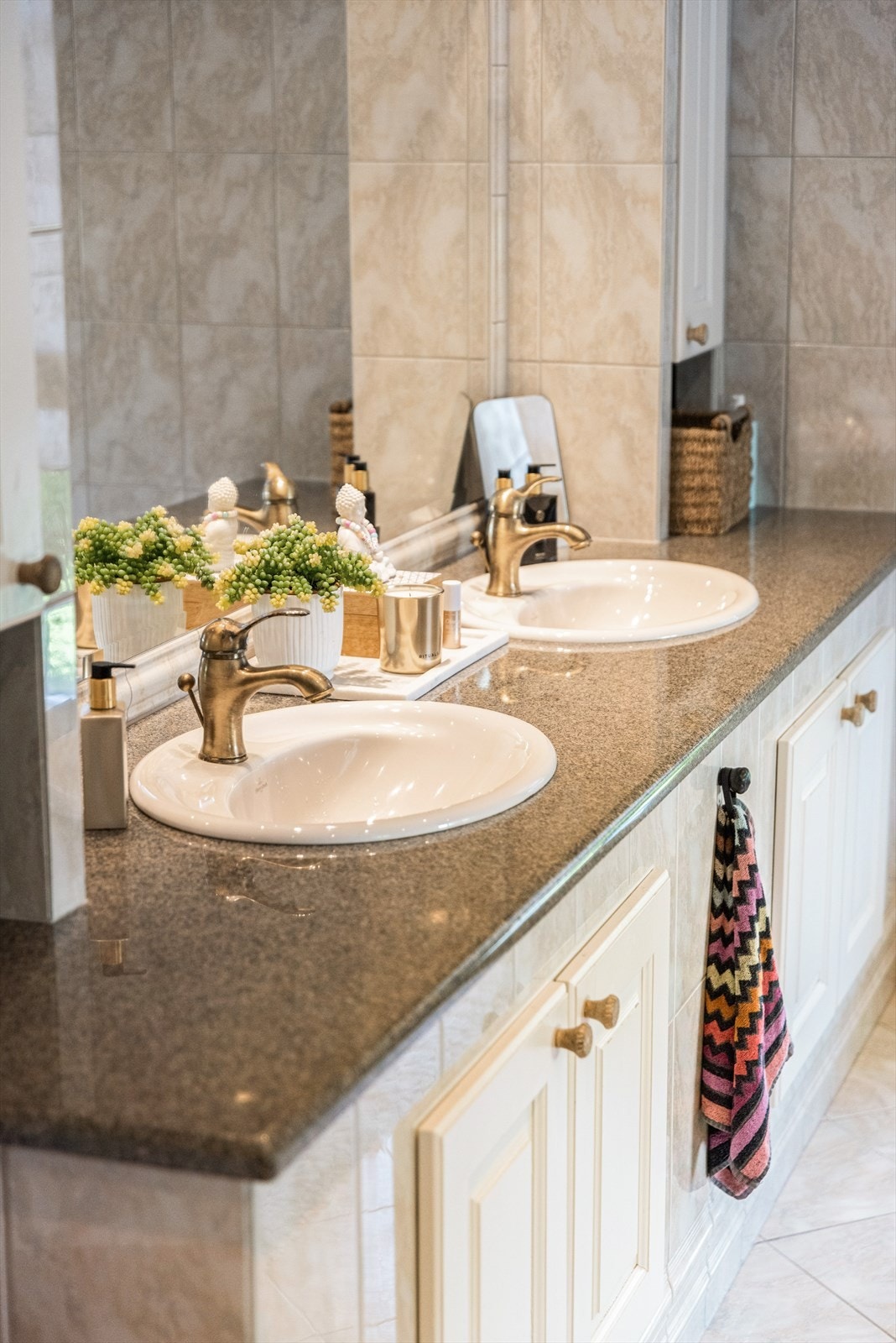 Stedbygget innredning med skap og nedfelt, dobbel servant. Galleribilde