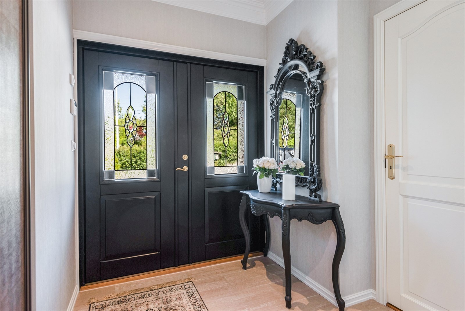 Vindfang med praktisk garderobeløsning. Adkomst til gjeste-WC og hall. Galleribilde