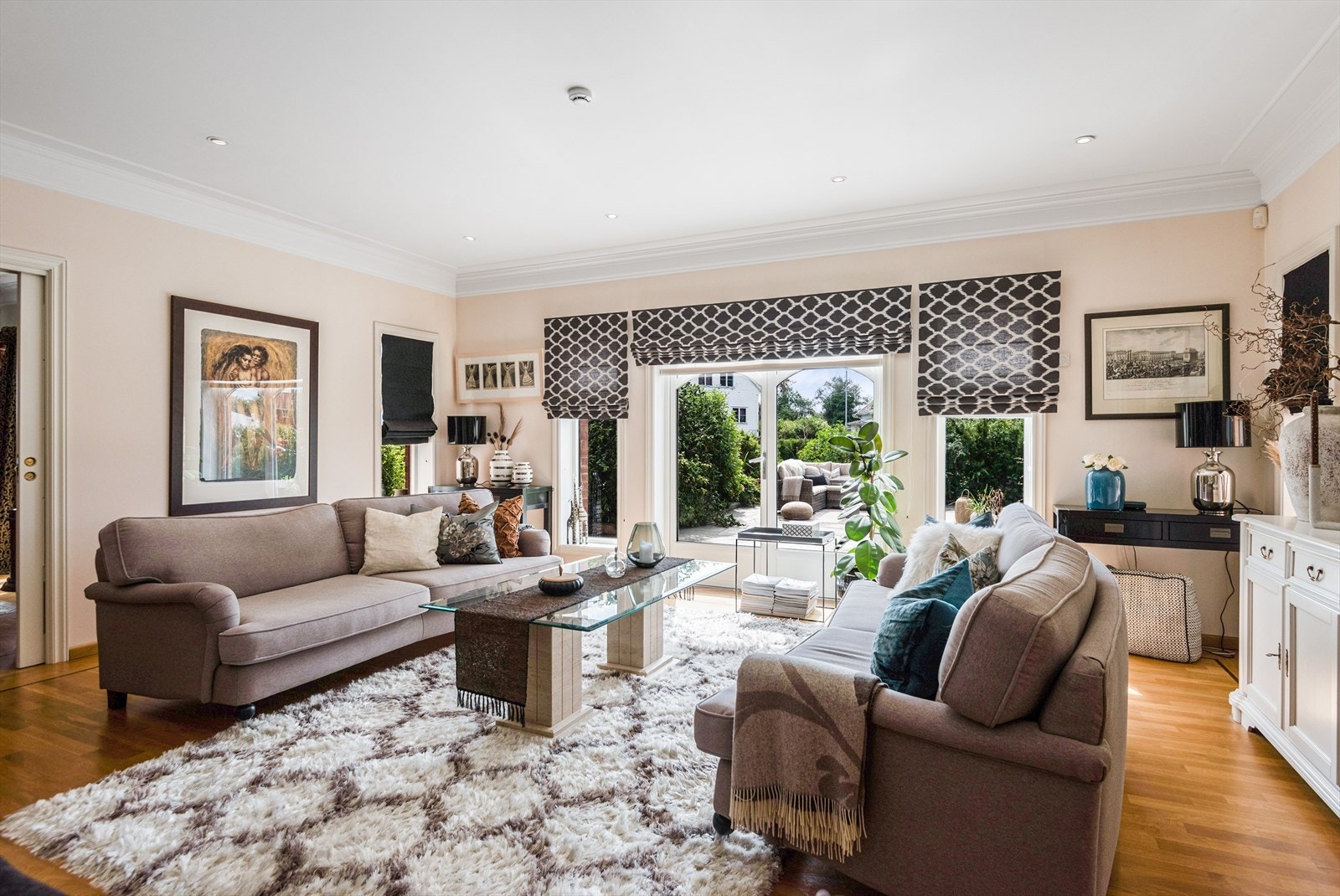 Takhøyde i stuene og på kjøkken er hele 2,7 meter. Galleribilde