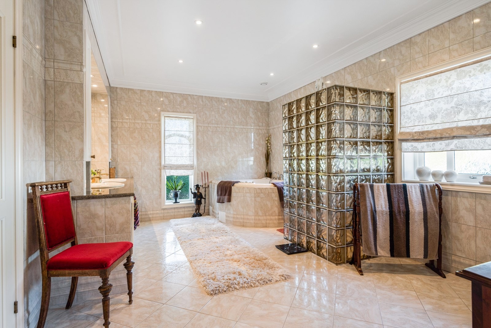 Gedigent, helfliset bad med blant annet hjørnebadekar og dusjnisje. Galleribilde