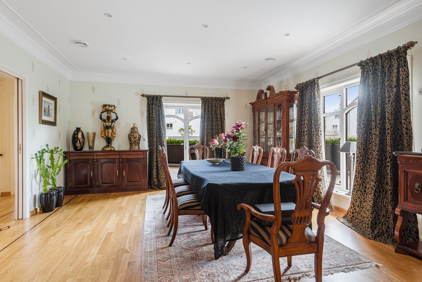 Spisestue med plass til stor spisegruppe. Utgang til hage/uteområde og direkte adkomst til kjøkkenet. Galleribilde