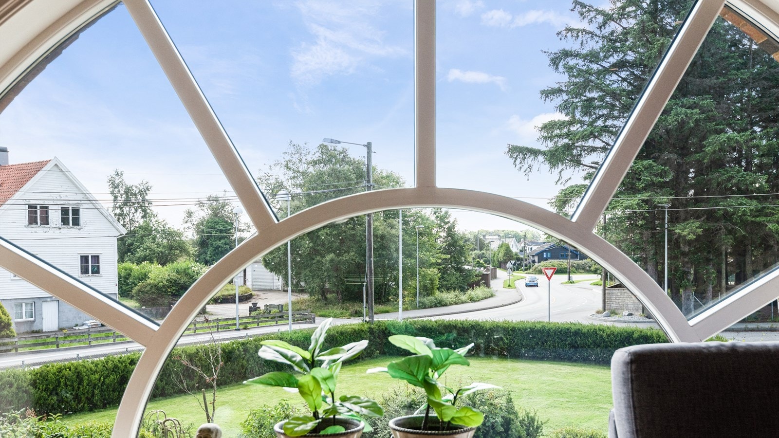 Stort vindu ut mot hagen. Galleribilde