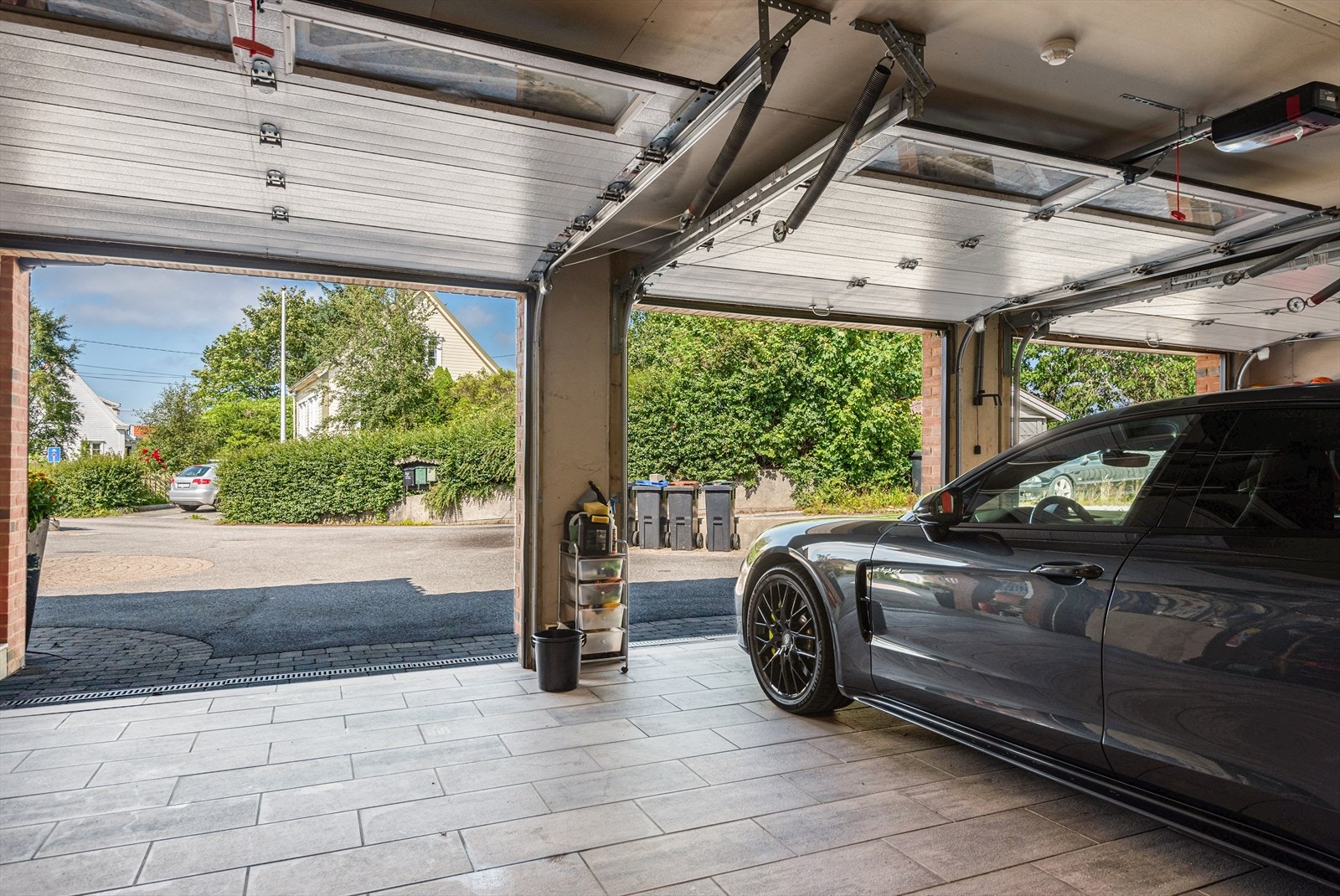 Trippel garasje i flukt med boligen, hvor du kan gå tørrskodd inn i huset. Galleribilde