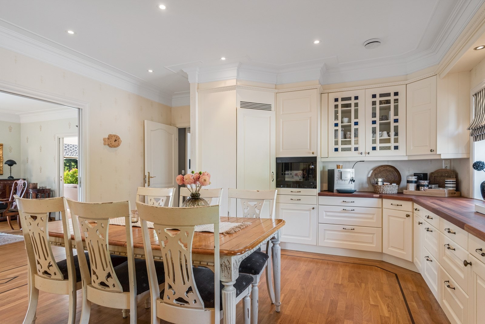 Flott, tidløs kjøkkeninnredning med profilerte fronter, som står i stil med huset. Galleribilde