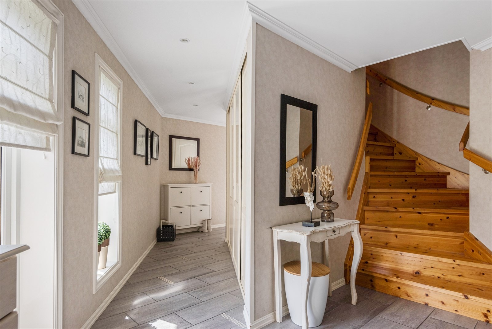 Gang med bi-inngang, direkte adkomst til garasje, samt trapp opp til 2. etasje. Galleribilde